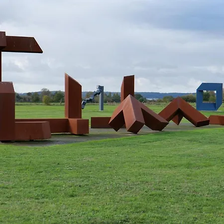 Nyaraló Dans Parc De Sculptures - 